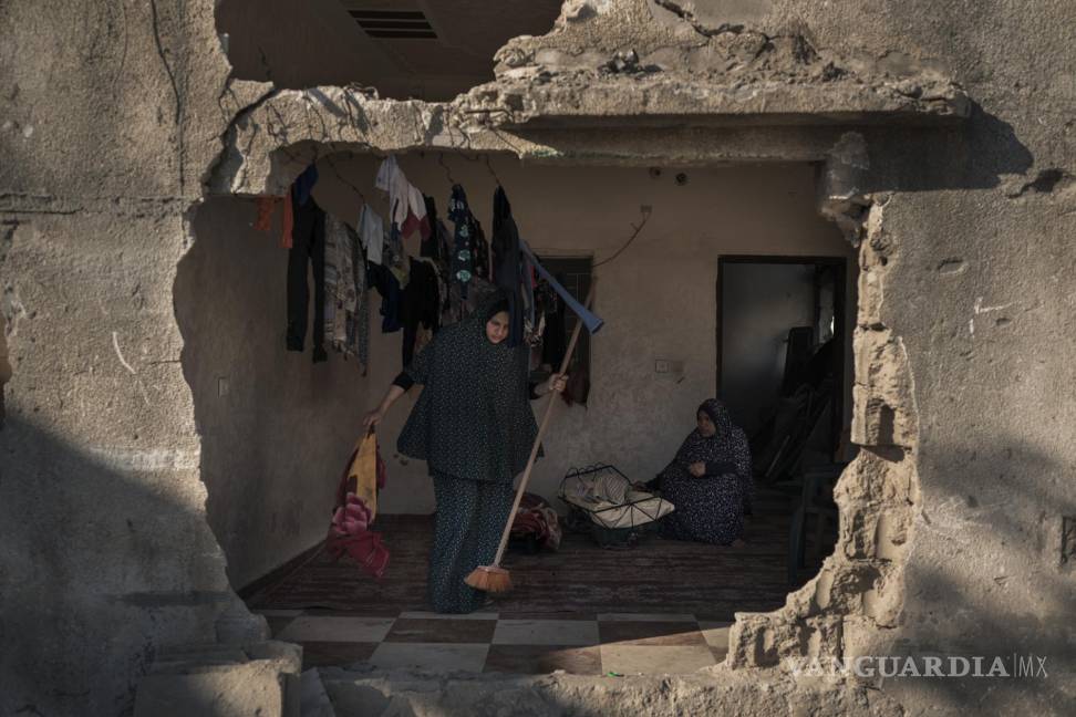 $!Una vecina de la calle Al-Baali limpia una habitación dentro de su casa, muy dañada por los ataques aéreos, en Beit Hanoun, en el norte de la Franja de Gaza, el viernes 18 de junio de 2021. AP/Felipe Dana