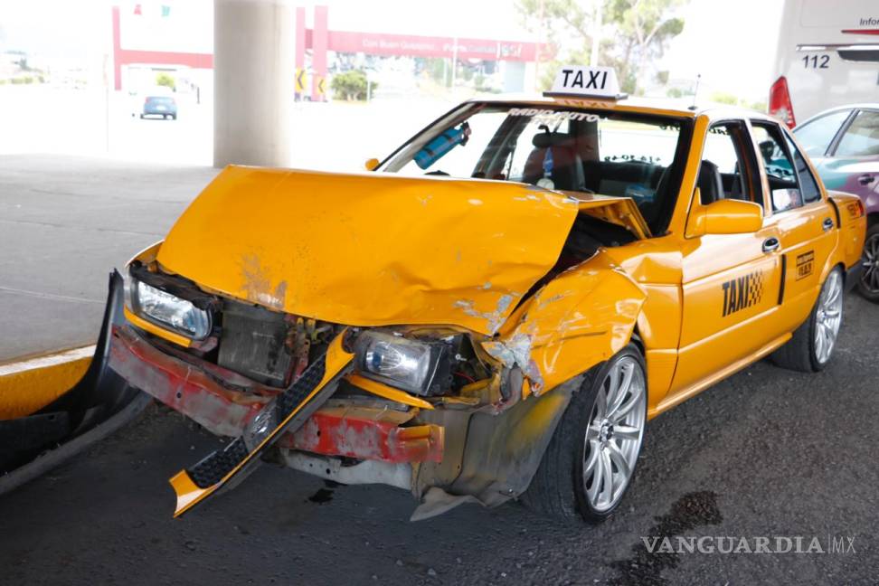 $!Taxista se pasa el rojo y ocasiona accidente en la colonia Loma Linda de Saltillo