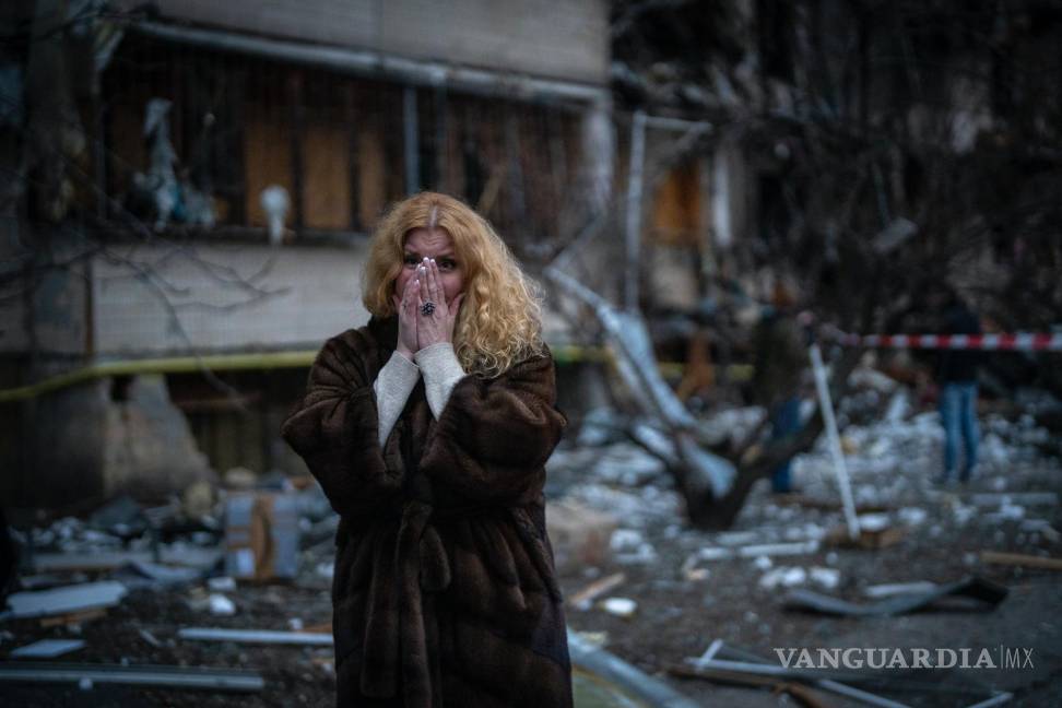 $!Natali Sevriukova, junto a su casa destruida tras un ataque con un proyectil en Kiev, Ucrania, el 25 de febrero de 2022.