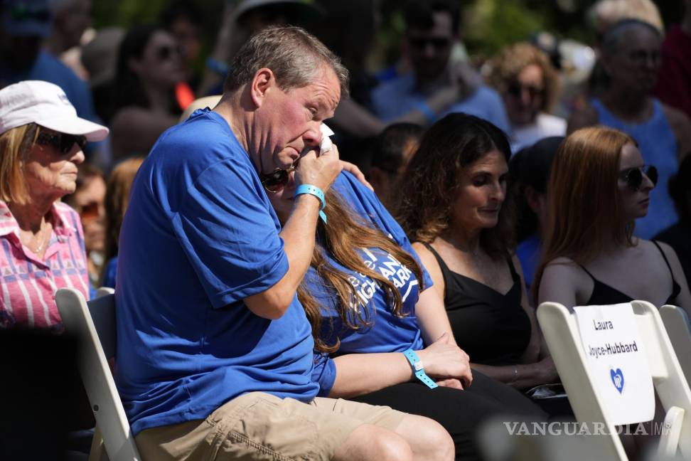 $!Una persona se limpia las lágrimas en una ceremonia de recuerdo en Highland Park, Illinois.
