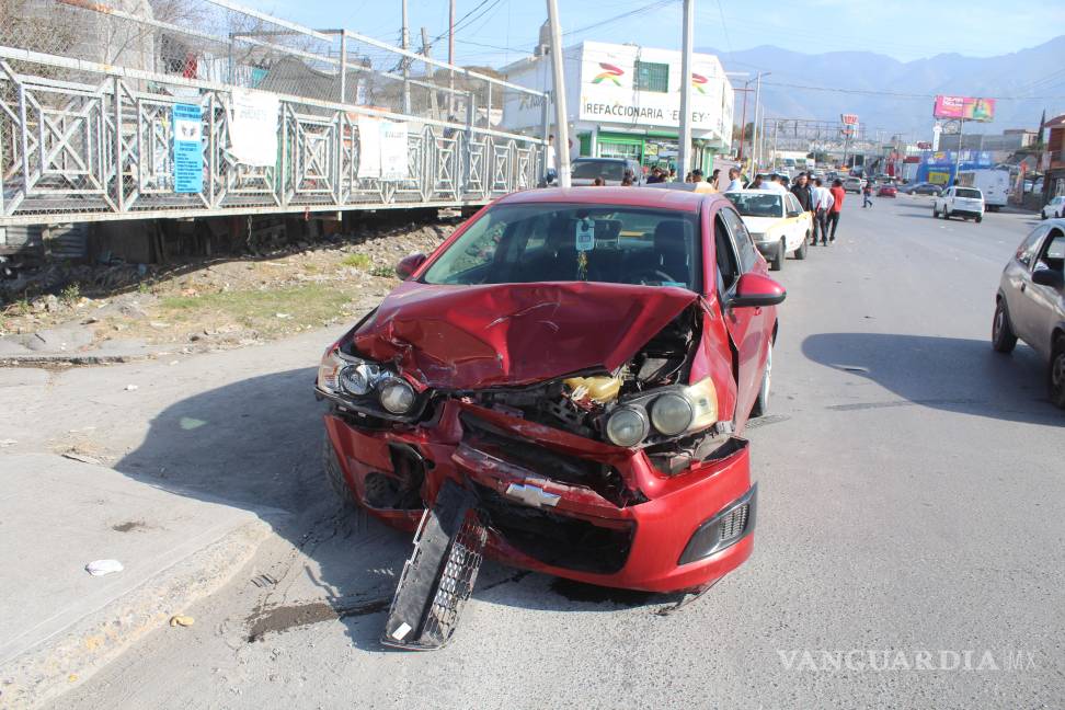 Conductora da vuelta y se impacta contra taxi, en Saltillo