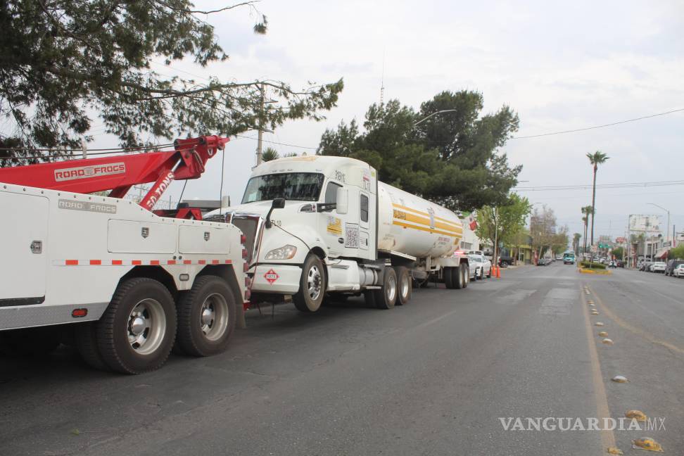 Aseguran pipa con 45 mil litros de combustible ilegal, en Saltillo