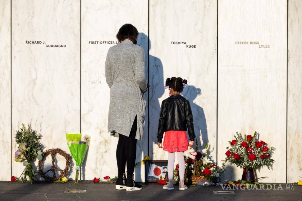 $!En el vigésimo aniversario del 11 de septiembre, los familiares de los pasajeros del vuelo 93 presentan sus respetos antes de una ceremonia para honrar su memoria en el Monumento Nacional del Vuelo 93 en Shanksville, Pensilvania. EFE/EPA/Jim Lo Scalzo