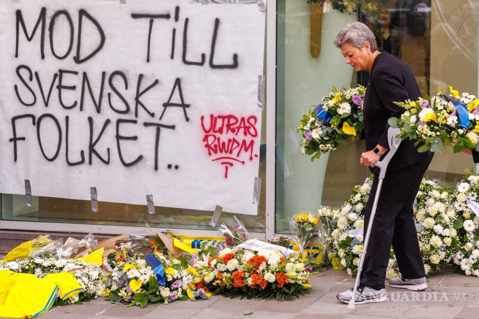 $!La comisaria europea de Asuntos Internos, Ylva Johansson, deposita una ofrenda en memoria de los dos aficionados suecos que fueron asesinados en Bruselas.