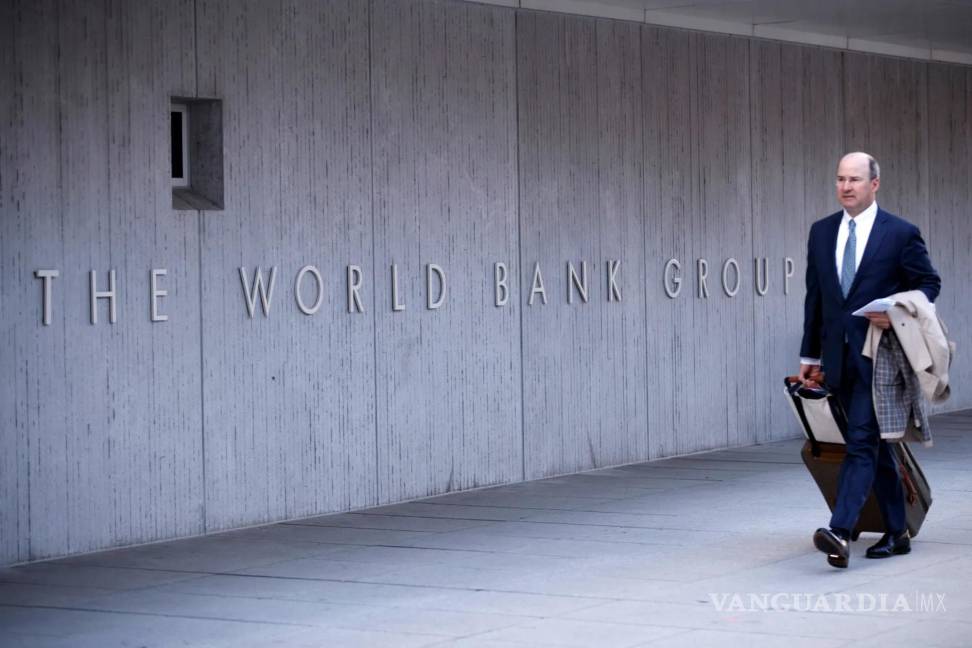 $!Una pasan en frente del edificio del Banco Mundial en Washington.
