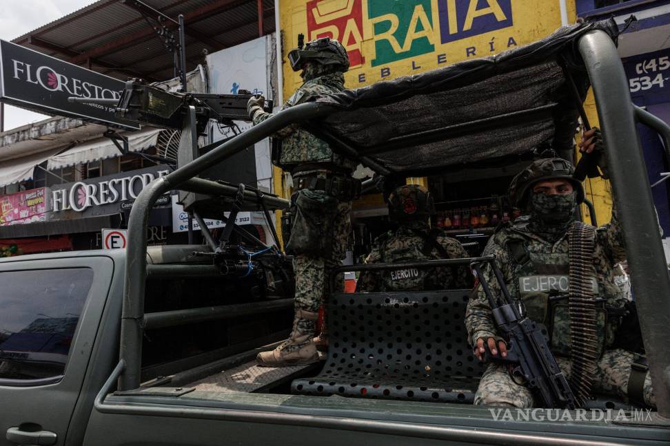$!Miembros del Ejército mexicano patrullando las calles el año pasado en el estado de Michoacán, donde los cárteles utilizan drones y otras armas de guerra.