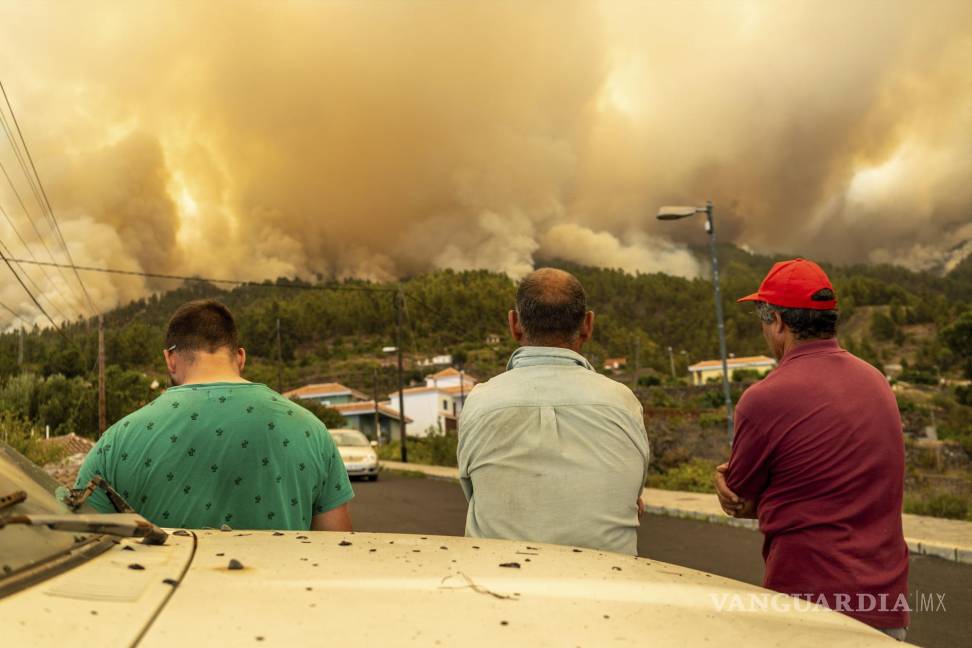 $!Residentes observan un incendio, cerca de Puntagorda en La Palma, en las Islas Canarias españolas, el sábado 15 de julio de 2023. (