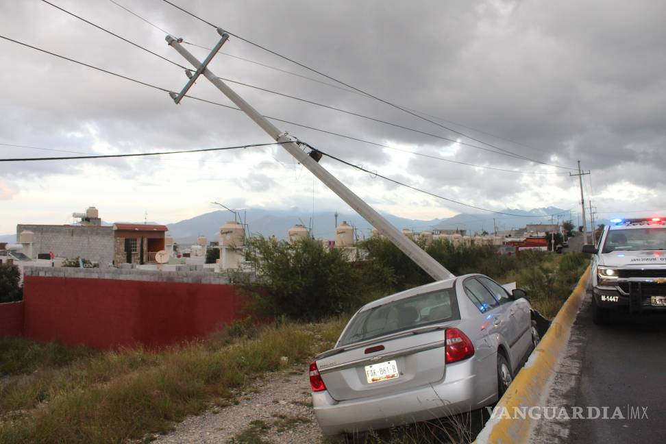 Conductor se impacta contra poste de concreto y abandona su auto, en Saltillo