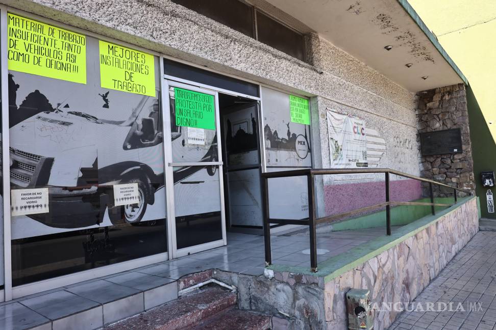 $!Cerca de 500 trabajadores participan en la huelga silenciosa, mientras el servicio continúa operativo.