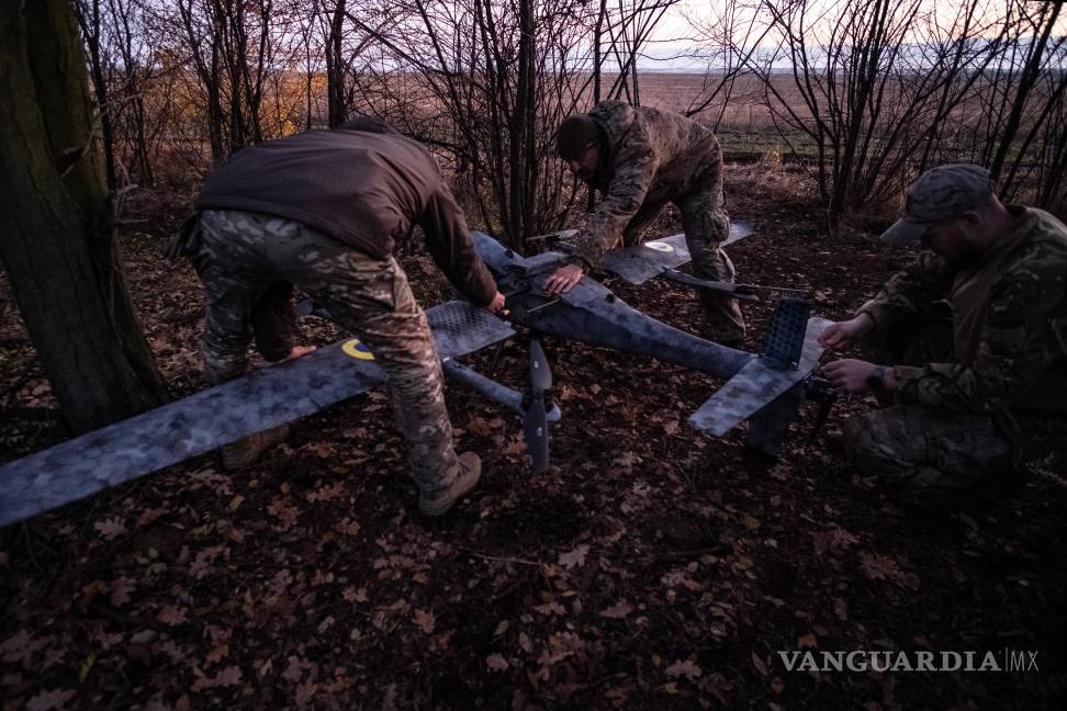 $!Pilotos de la unidad de vehículos no tripulados ensembla un dron bombardero GARA para una misión de ataque contra las fuerzas rusas en el frente de Pokrovsk,