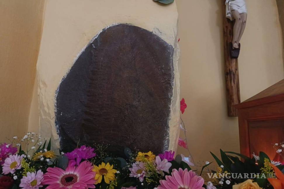 $!La imagen formada en la piedra, resguardada en el altar, es considerada un símbolo religioso por vecinos del sector.