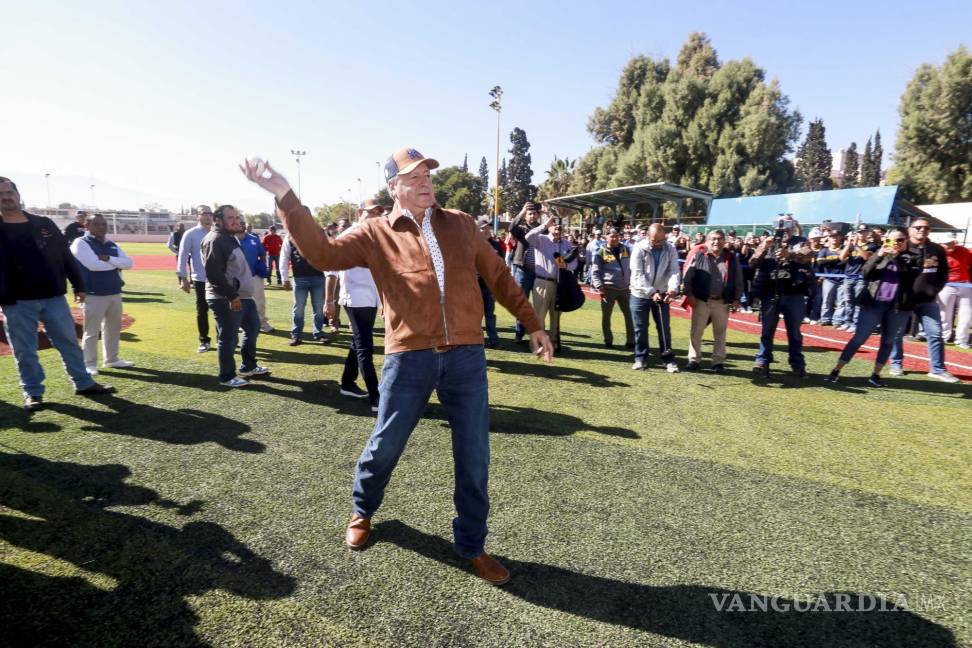 $!El alcalde de Saltillo, José María Fraustro Siller, fue el encargado de lanzar la primera bola en la inauguración del campo de beisbol del Ateneo Fuente.