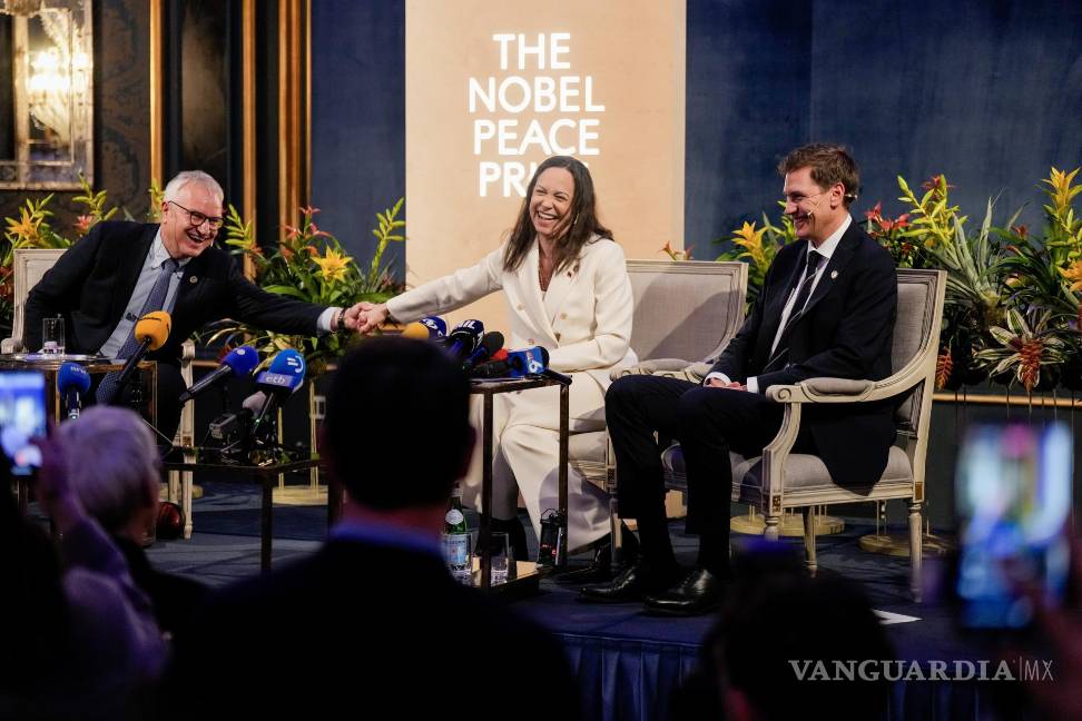 $!La Premio Nobel de la Paz, María Corina Machado, el presidente del Comité Nobel, Jorgen Watne Frydnes y el director del Instituto Nobel, Kristian Berg Harpviken.