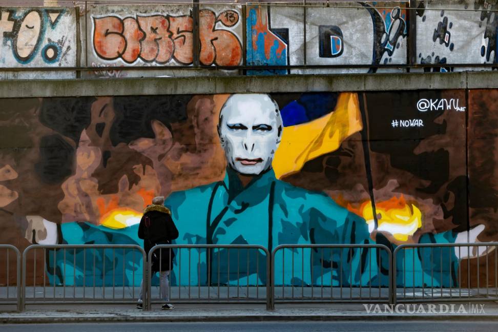 $!Lord Voldemort con el rostro de Vladimir Putin, creado por KAWU, en una pared en Poznan, Polonia. EFE/Jakub Kaczmarczyk