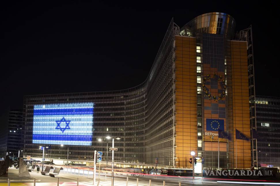 $!Una proyección luminosa con los colores de la bandera israelí en el Berlymont, la sede de la Comisión Europea, en Bruselas, Bélgica.
