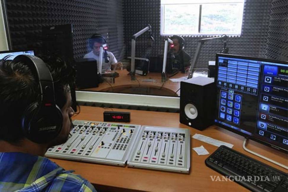 $!Algunos reporteros quedaron varados debido a que no pudieron regresar a sus casas debido a los deslaves; la emisora se convirtió en su “un refugio”.