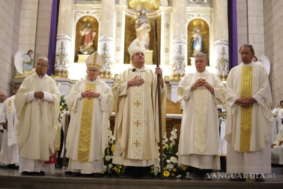 $!El párroco Humberto González Galindo (primero de izquierda a derecha), fue felicitado por recibir el nombramiento como Capellán de Su Santidad.