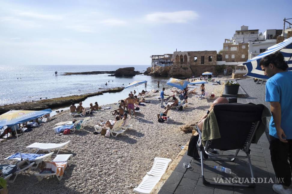 $!Personas van a la playa de la ciudad turística de Batroun, en el norte del Líbano.