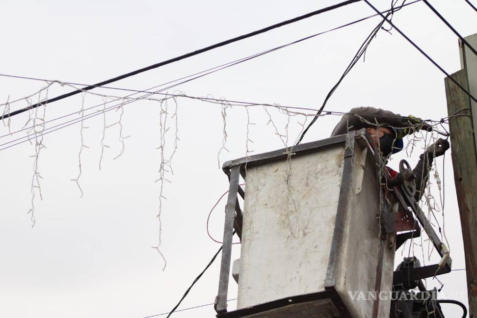 $!Personal de Servicios Públicos trabaja en el retiro ordenado de la decoración navideña.