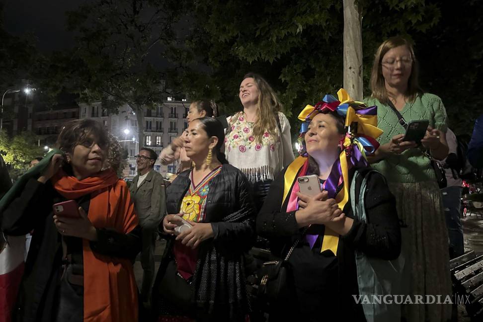 $!Una mujer se emociona durante la conmemoración del grito de independencia de México en la plaza de Chamberí de Madrid