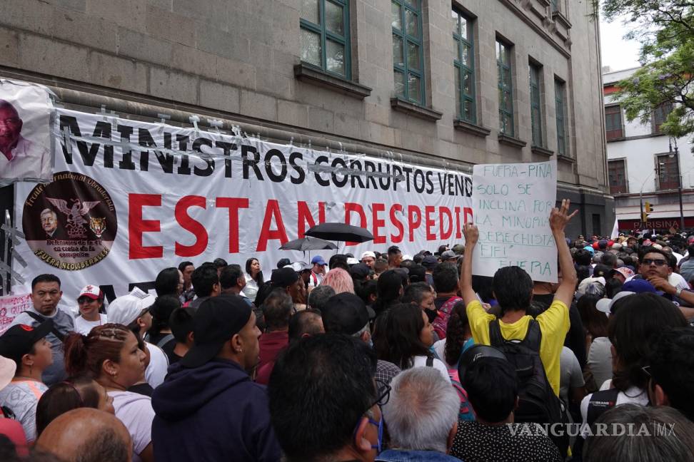 $!Simpatizantes de Morena llevan ‘féretros’ a la Suprema Corte