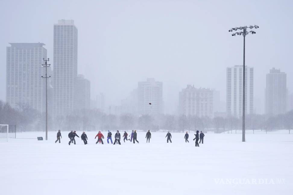 $!Hombres jugando al fútbol en un campo nevado en el parque Lincoln de Chicago. AP/Charles Rex Arbogast