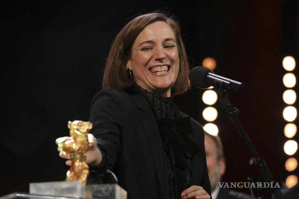 $!Carla Simón recibe el Oso de Oro a mejor película por “Alcarràs”. AP/Vianney Le Caer/Invision