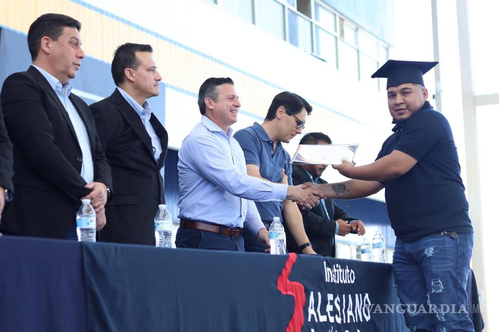 $!Los egresados recibieron su título con validez oficial que los acredita como técnicos metalúrgicos.