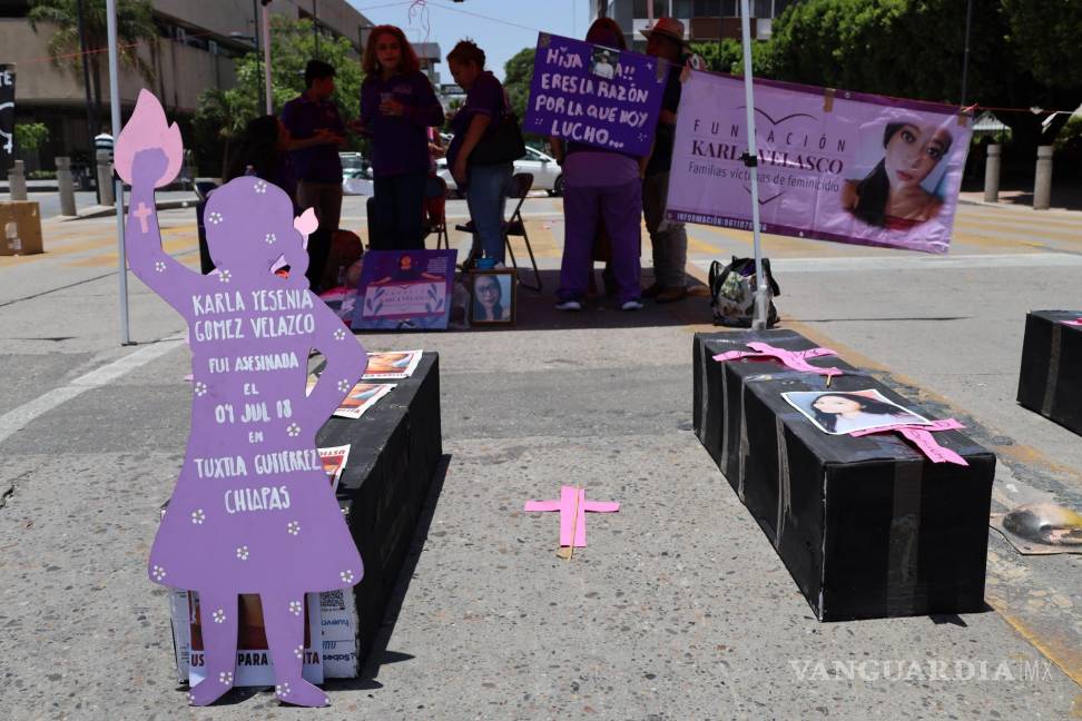 $!TUXTLA GUTIÉRREZ, CHIAPAS, 04JUNIO2024.- Se cumplió 6 años del feminicidio de Karla Velasco, joven estudiante de derecho asesinada el pasado 4 de julio del 2018 en Tuxtla Gutiérrez. Este caso es el primero en ser retomado por la Suprema Corte de Justicia de la Nación (SCJN). Se está en espera de la reclasificación del delito, el feminicida podría pasar de una sentencia de 11 años a 60 años de prisión Maricruz Velasco y Manuel Gómez padres de Karla, realizaron una manifestación pacífica en el aniversario luctuoso de su hija en el Parque Central de Tuxtla Gutiérrez, colocaron sobre la avenida central cruces con el nombre de quienes han sido víctimas de feminicidio en Chiapas y lonas con exigencias de justicia. “Esto es para decirle al estado que aunque “Karlita” no esté ella sigue presente en nuestras vidas y seguimos buscando justicia para ellos”. FOTO: CUARTOSCURO.COM