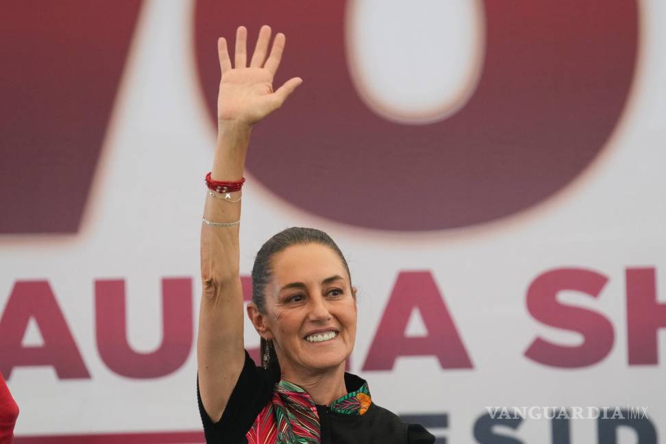 $!Claudia Sheinbaum, candidata a la presidencia de México, saluda a sus partidarios a su llegada a un acto de campaña en la Ciudad de México, el 16 de mayo de 2024.