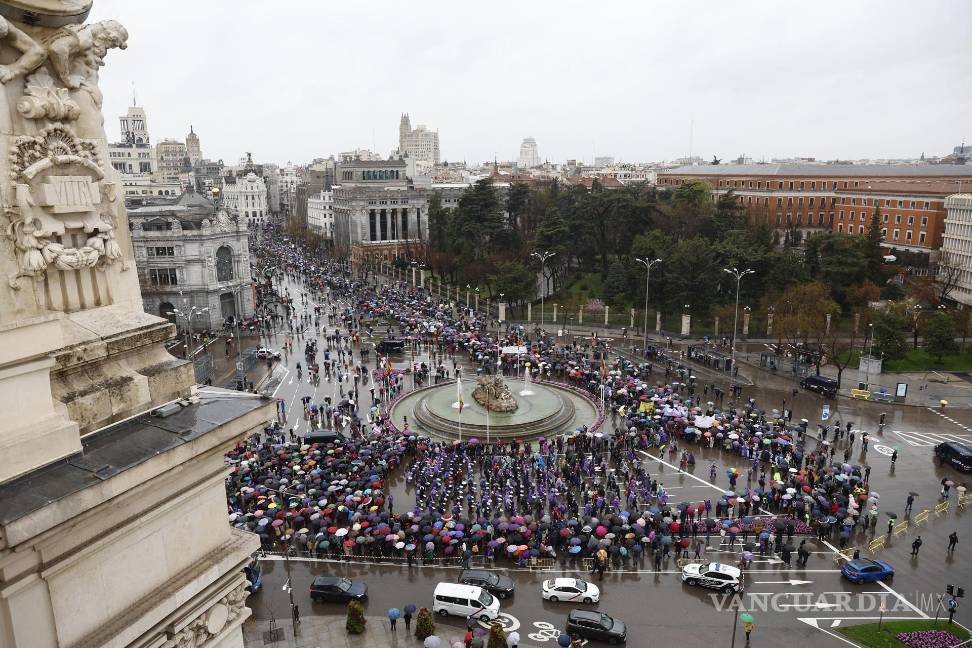 $!Plaza de Cibeles al paso de la manifestación convocada por la Comisión 8M del movimiento feminista de Madrid con motivo del Día Internacional de la Mujer.