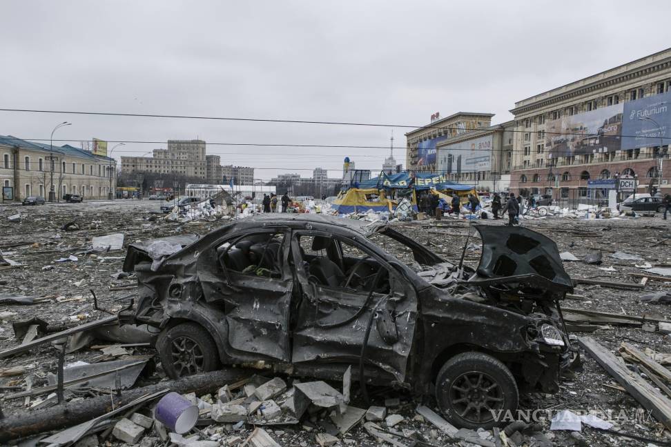 $!Vista de la plaza central de Járkiv, la segunda ciudad de Ucrania, tras bombardeos rusos, el 1 de marzo de 2022. (AP Foto/Pavel Dorogoy)