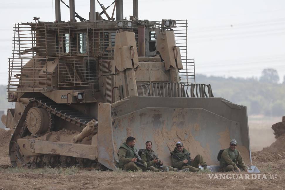 $!Soldados israelíes estacionados cerca de la frontera de Gaza. Israel advirtió a todos los ciudadanos de la Franja de Gaza que se desplacen hacia el sur.