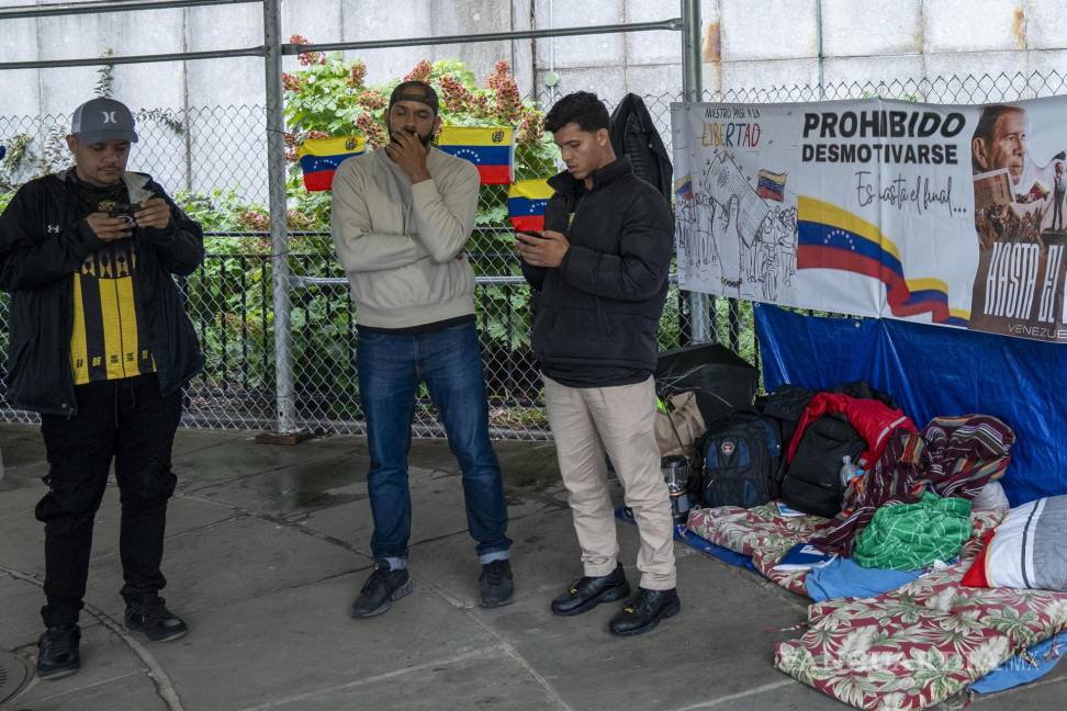 $!Frente a la sede de la ONU en Nueva York, los jóvenes venezolanos Franklin Gómez y Daniel Prado iniciaron una huelga de hambre en demanda de que se revise la situación en su país.