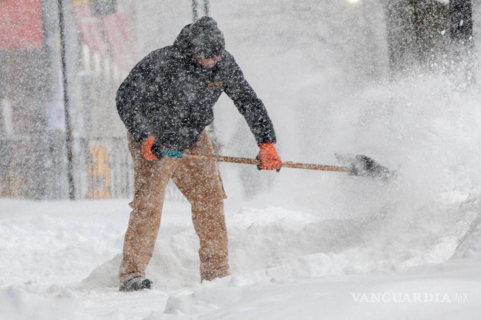 $!Una persona retira nieve de una acera este domingo, en Toronto.