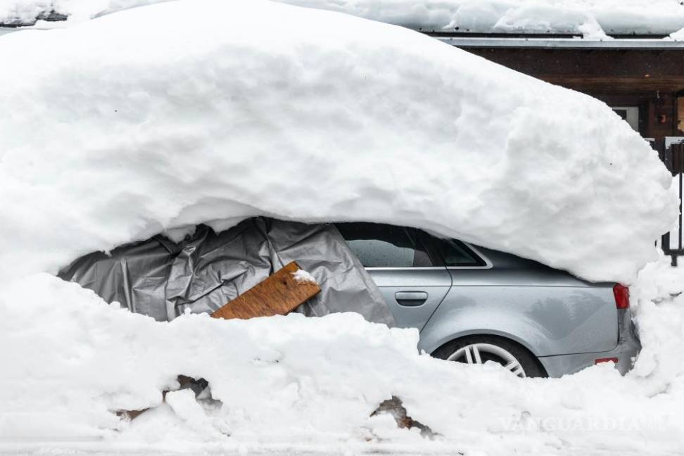 $!En la imagen se ve un vehículo rodeado de nieve en Tahoma, California.