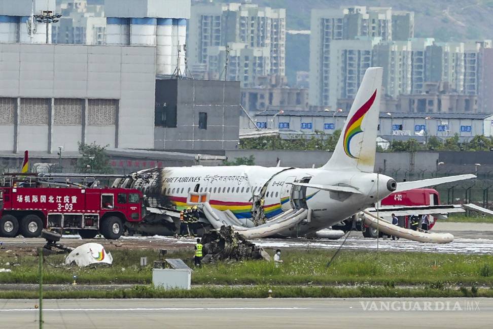 $!Un avión de pasajeros que se salió de la pista durante el despegue y se incendió después en el Aeropuerto Internacional de Chongqing Jiangbei en Chongqing.