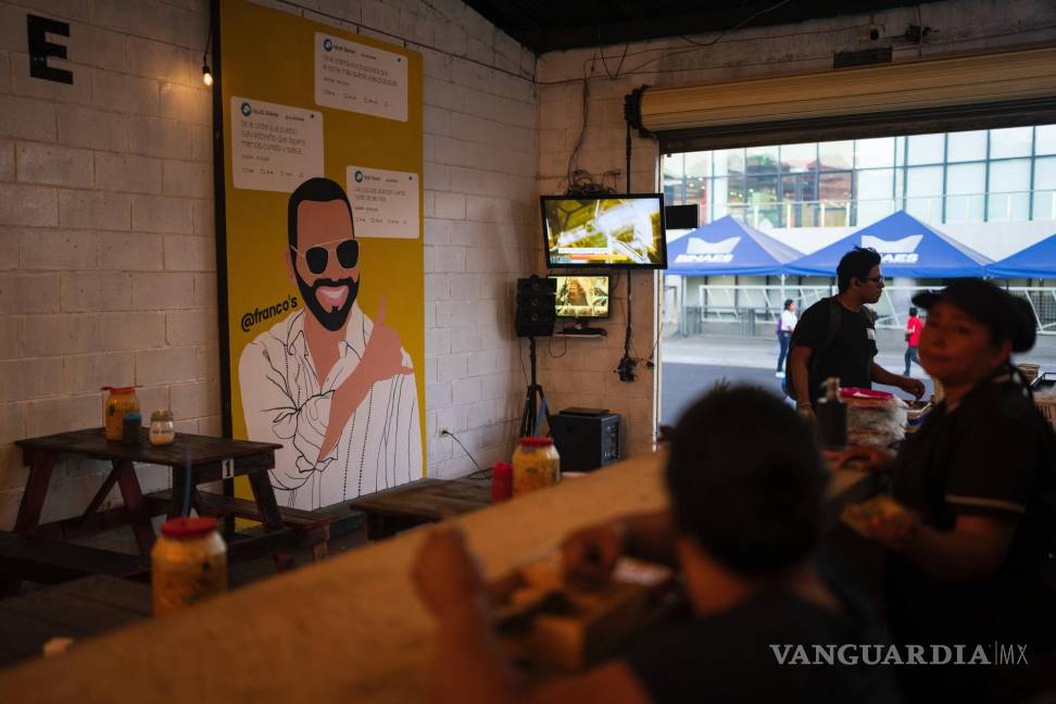 $!Clientes en una tienda de alimentos decorada con un mural del presidente de El Salvador, Nayib Bukele en el centro de San Salvador, El Salvador.