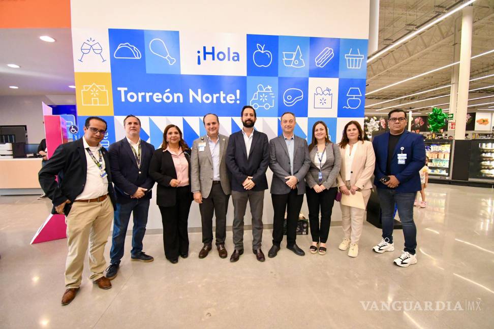$!Directivos de Walmart y autoridades locales, incluidos Marcelo Valdés Quintanilla y Luis Torres Arsuga, participaron en la inauguración de la nueva sucursal en Torreón.