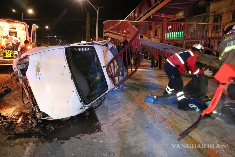 Competían con otro conductor, terminan chocando y volcados en el LEA de Saltillo