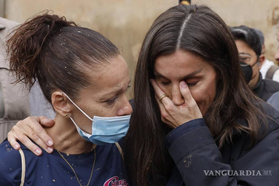 $!La reina Letizia, emocionada durante su visita a Paiporta; también se paró con varias personas mientras seguían los gritos.