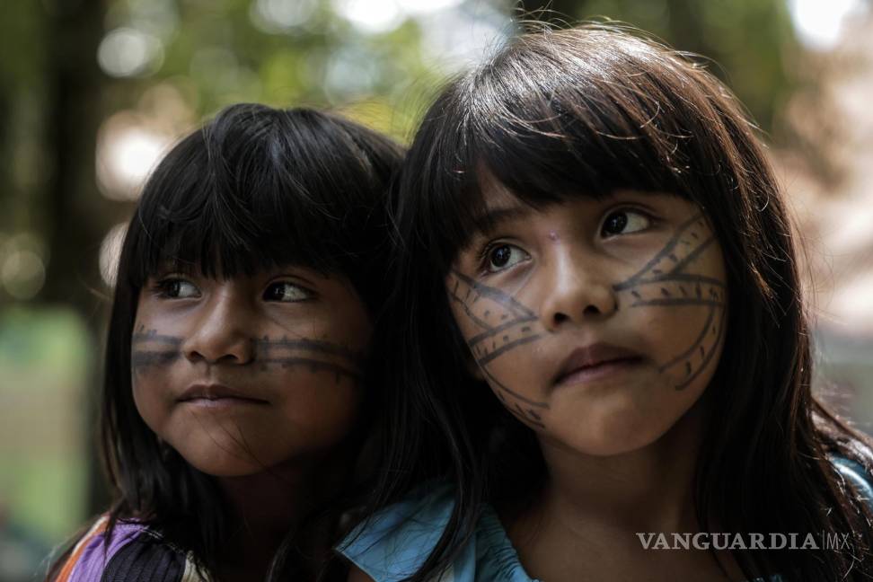 $!Dos niñas indígenas posan en el Parque de Igarapé, donde indígenas se alojan y descansan previo a su participación en la jornada de los Diálogos Amazónicos.