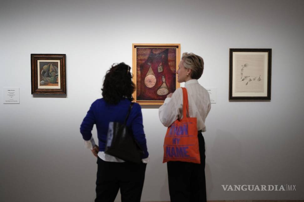 $!Dos personas observan un cuadro en la esposición “Picasso y Klee en la colección de Heinz Berggruen”, en el Museo Thyssen junto al Museum Berggruen Neue Nationalgalerie de Berlín.