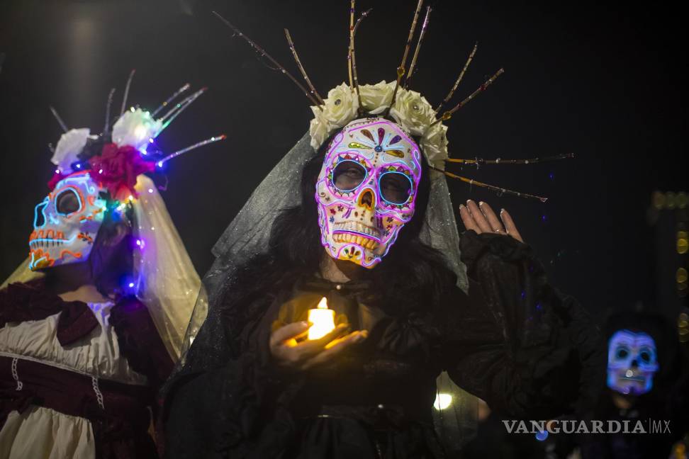 $!Decenas de miles de mexicanos y turistas presenciaron este domingo la Mega Procesión de las Catrinas en Ciudad de México.