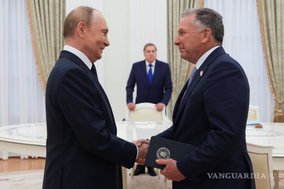 $!El presidente ruso, Vladimir Putin, y el enviado especial de Donald Trump, Steve Witkoff, se estrechan la mano durante su reunión en el Kremlin, en Moscú.