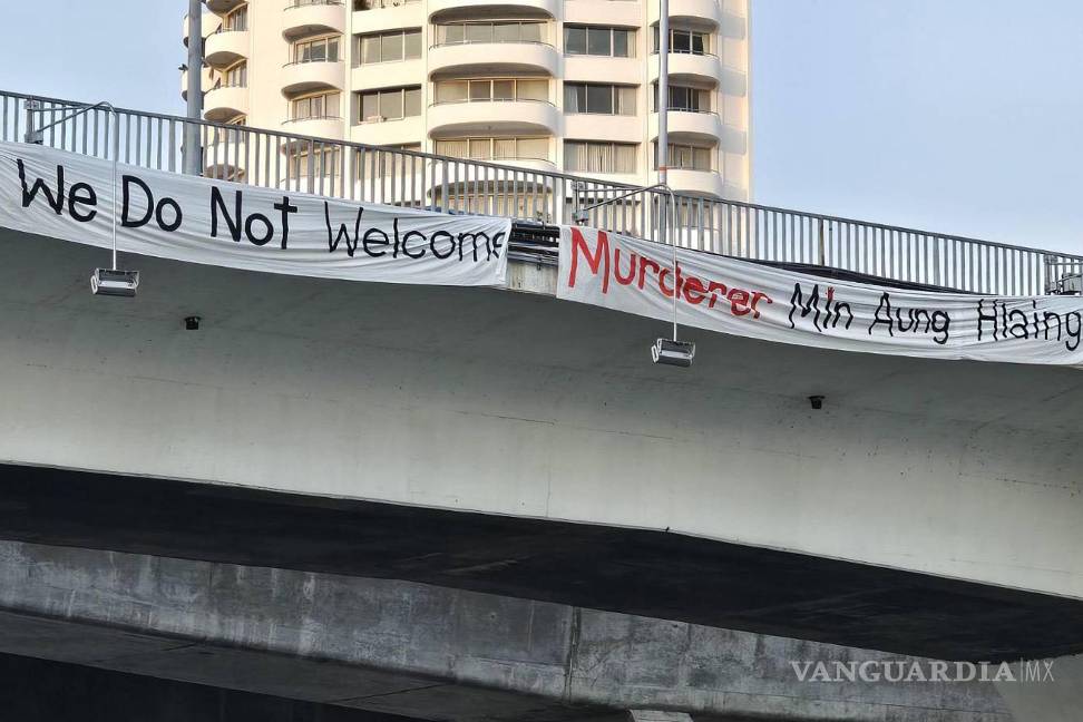 $!Grupos opuestos a la junta militar de Birmania protestan contra la visita a Bangkok del general golpista, Min Aung Hlaing.