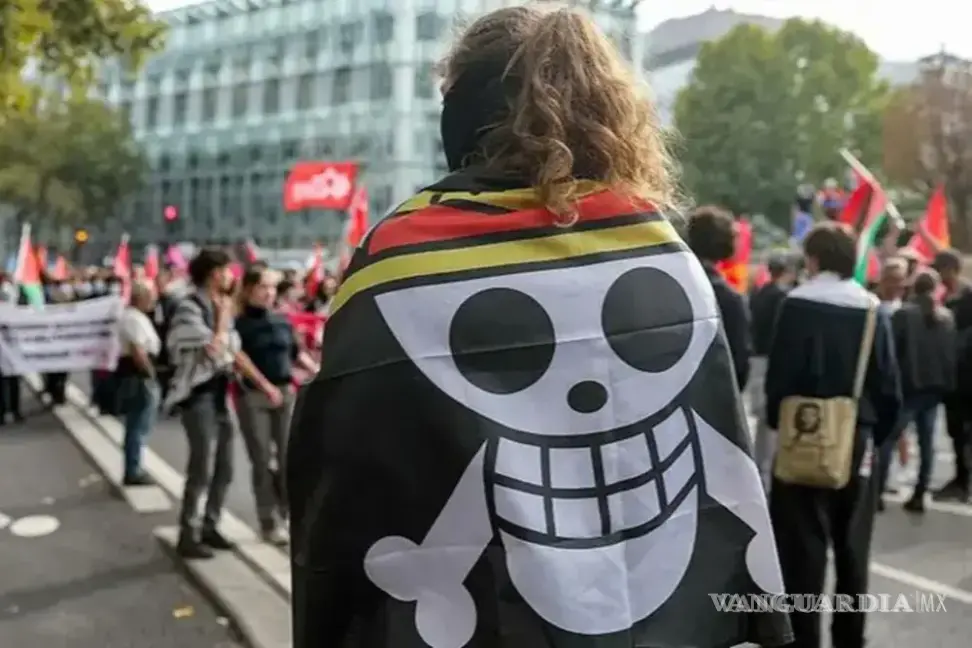 $!A nivel mundial, las marchas de jóvenes se caracterizan por el uso de la bandera pirata del manga y adaptación ilustrada ‘One Piece’.