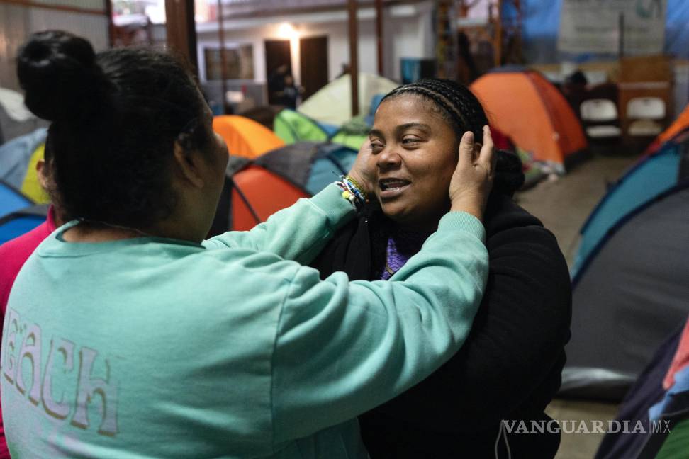 $!Margelis Rodríguez (d) de Venezuela, recibe un abrazo de una amiga en un refugio de migrantes donde se aloja con sus dos hijos en Tijuana, México.