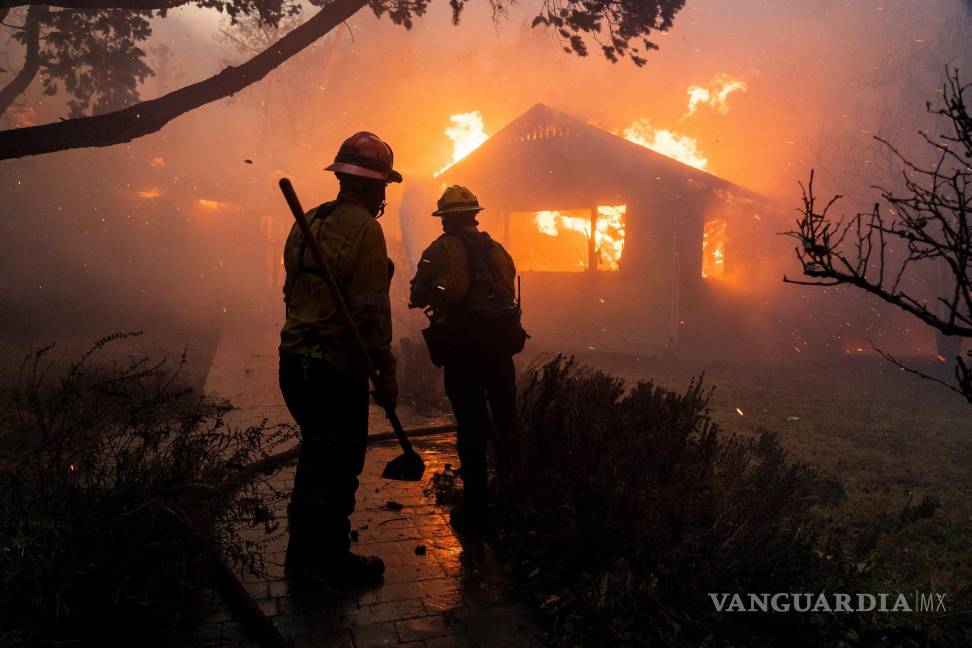 $!A última hora del miércoles, los incendios se habían cobrado al menos cinco vidas y destruido más de 1,000 edificios.