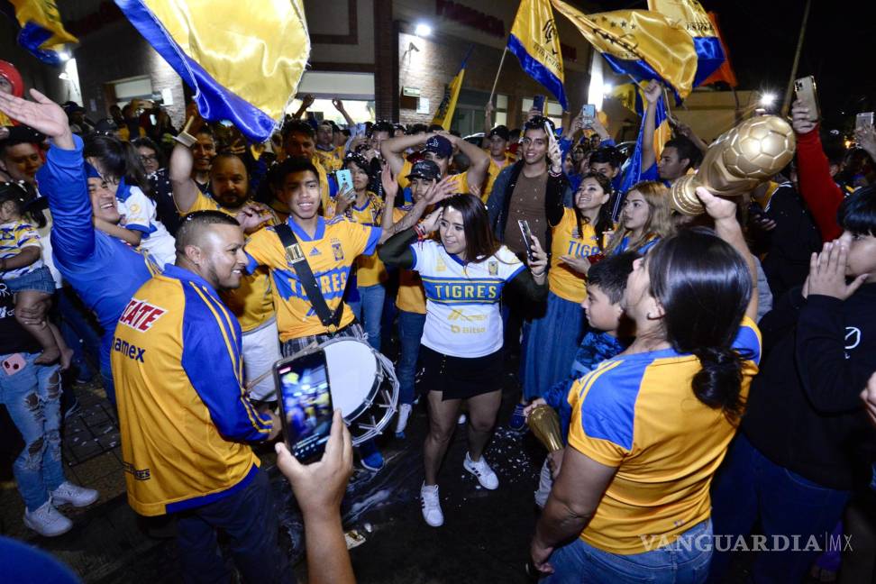 Saltillo saca las garras: aficionados de Tigres celebran en la Alameda
